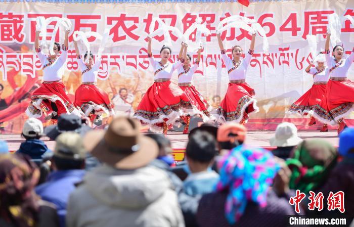 圖為墨竹工卡縣龍珠崗村，文藝演出現(xiàn)場。　貢嘎來松 攝