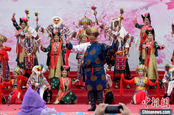 3月28日，西藏林芝第二十屆桃花旅游文化節(jié)開幕式上的文藝表演?！±盍?攝