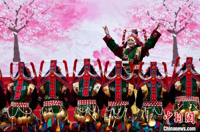 3月28日，西藏林芝第二十屆桃花旅游文化節(jié)開幕式上的文藝表演?！±盍?攝