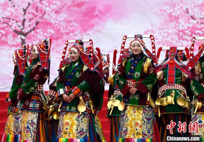 3月28日，西藏林芝第二十屆桃花旅游文化節(jié)開幕式上的文藝表演。　李林 攝