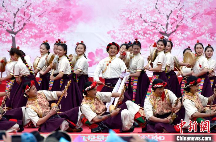 3月28日，西藏林芝第二十屆桃花旅游文化節(jié)開幕式上的文藝表演?！±盍?攝