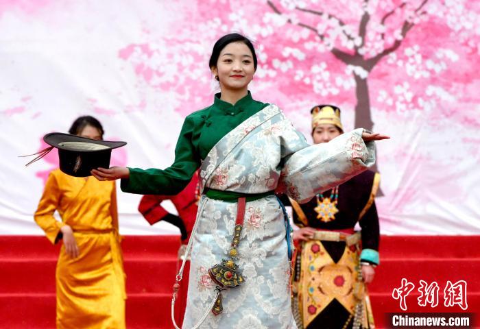 3月28日，西藏林芝第二十屆桃花旅游文化節(jié)開幕式上的文藝表演?！±盍?攝