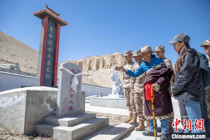 圖為在西藏阿里地區(qū)札達(dá)縣烈士陵園，82歲的次仁南杰老人為軍民代表講述新舊西藏的變化?！詵| 攝