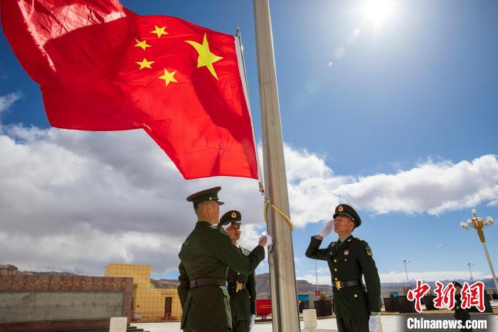 圖為在西藏阿里地區(qū)札達(dá)縣，軍民共同舉行升國(guó)旗儀式，慶祝西藏百萬農(nóng)奴解放紀(jì)念日。　劉曉東 攝