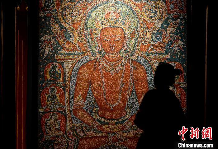 3月31日，觀眾欣賞展覽中的作品?！±盍?攝