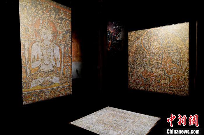 3月31日，觀眾欣賞展覽中的作品?！±盍?攝