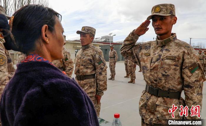 圖為列兵扎西加央向母親敬禮。　劉曉東 攝