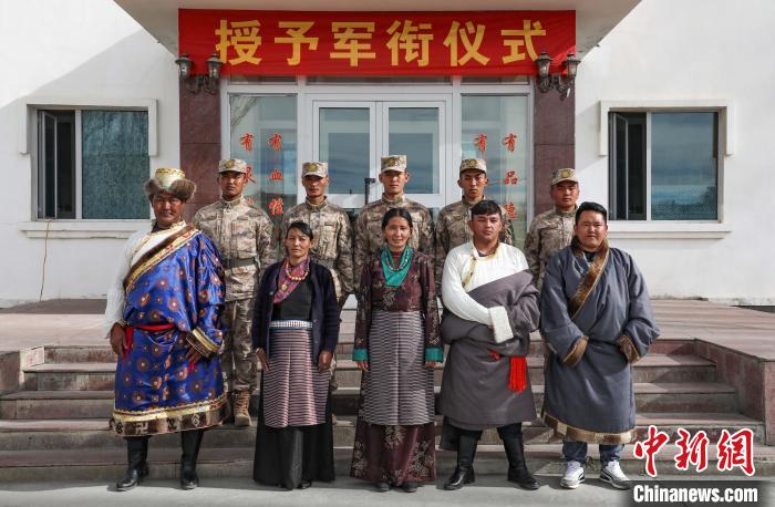 圖為列兵代表與親人合影留念。　劉曉東 攝