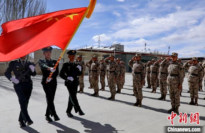 圖為授銜現(xiàn)場迎軍旗?！詵| 攝