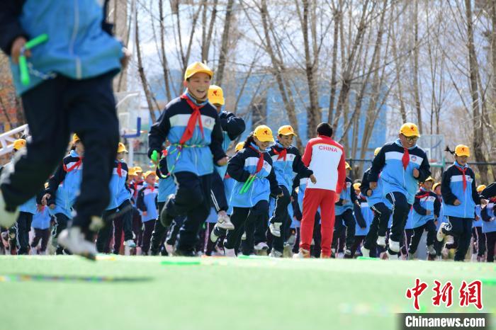 圖為學生在跳繩教練齊景龍的指導下做準備運動。　貢嘎來松 攝