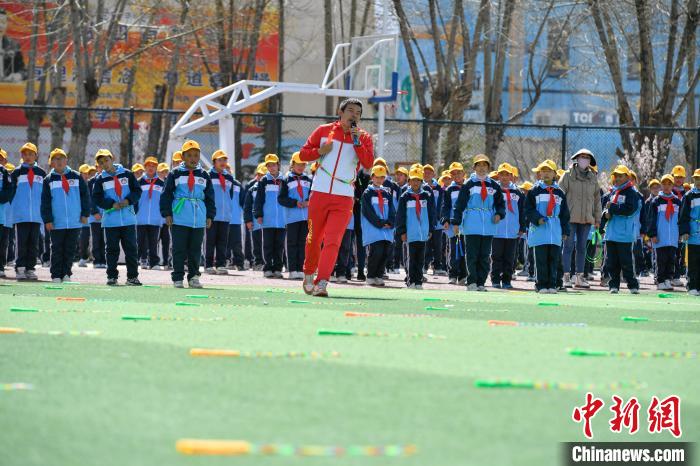 圖為學生在跳繩教練齊景龍的指導下做準備運動?！∝暩聛硭?攝