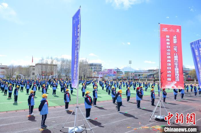 圖為學生在跳繩教練齊景龍的指導下做準備運動?！∝暩聛硭?攝