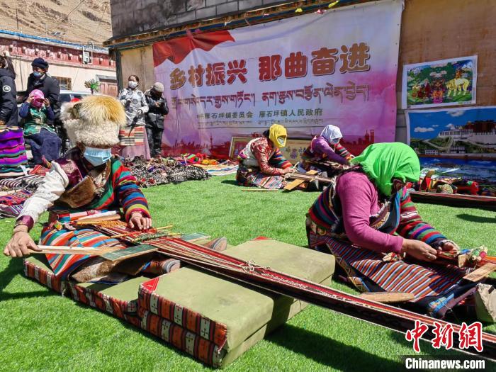 圖為2022年，安多縣雁石坪鎮(zhèn)“鄉(xiāng)村振興那曲奮進(jìn)”編織技藝比賽現(xiàn)場(chǎng)。資料圖 那曲市“鄉(xiāng)村振興 那曲奮進(jìn)”活動(dòng)辦供圖