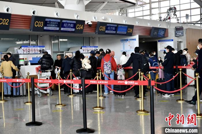 圖為旅客辦理登機(jī)手續(xù)。　周航 攝