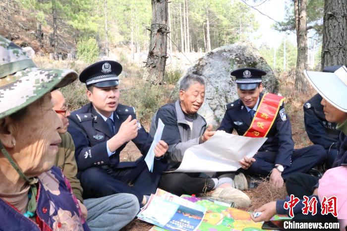 圖為竹瓦根邊境派出所民警為轄區(qū)群眾宣講森林防火常識?！≈裢吒吘撑沙鏊?供圖
