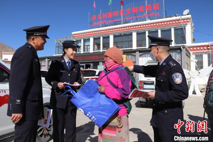 圖為日土邊境派出所民警在選轄區(qū)宣講國家安全知識?！∪尾?攝