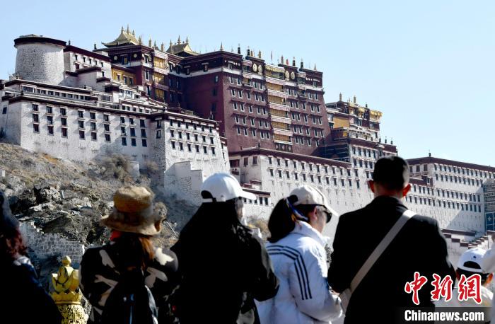 4月17日，游客在拉薩布達(dá)拉宮觀景臺(tái)拍照留念?！±盍?攝