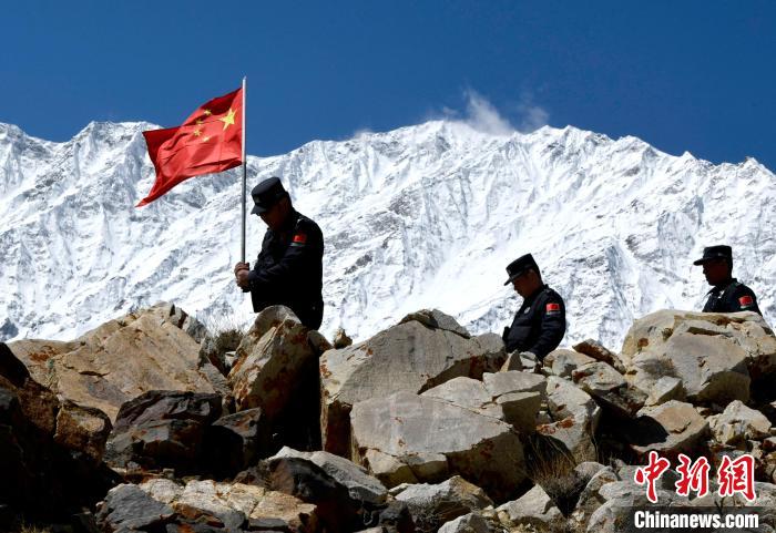 底雅邊境派出所民警夏永軍(左一)在巡邏中。