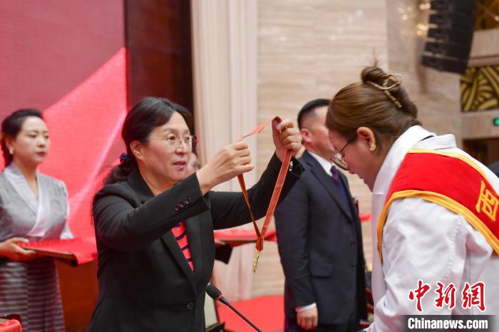 西藏舉辦“西藏十佳醫(yī)生、十佳護(hù)士”“西藏健康衛(wèi)士”表彰大會