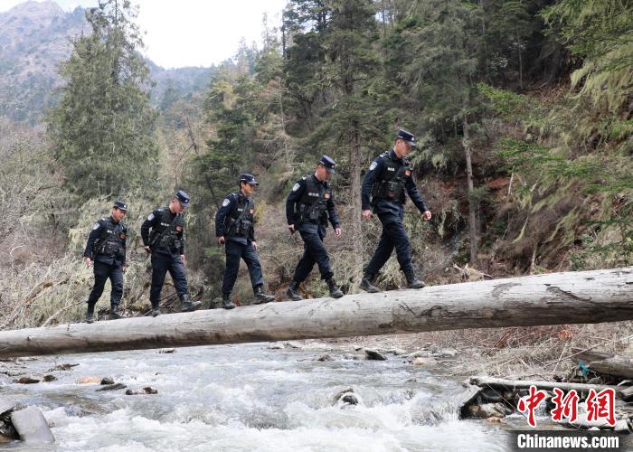 山南邊境管理支隊玉麥邊境派出所民警邊境巡邏途中走過河道上“獨木橋”?！∴嶇?攝