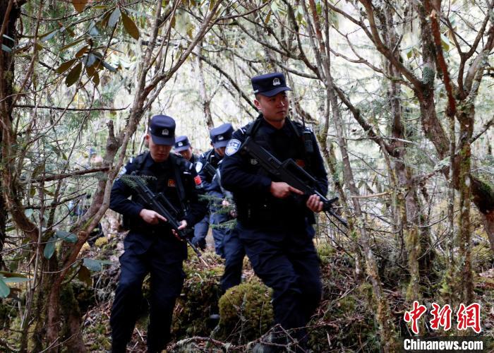 山南邊境管理支隊玉麥邊境派出所民警在邊境原始森林里開展邊境巡邏?！∴嶇?攝