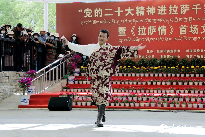 獻(xiàn)唱《夏爾巴》。人民網(wǎng) 次仁羅布攝