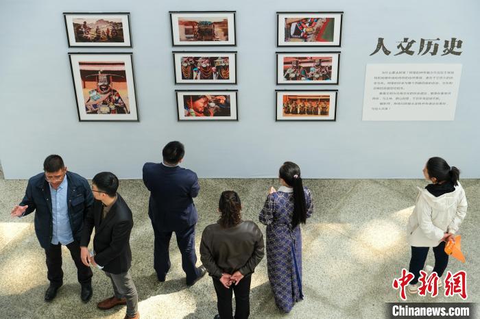 圖為觀眾觀看展覽。