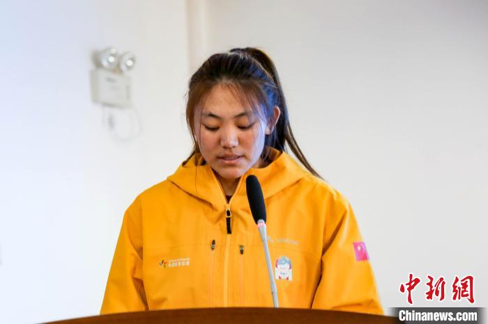 運動員代表擁青拉姆發(fā)言?！∝暣_ 攝