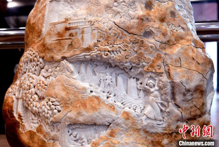 圖為5月16日，展覽中的漢白玉雕作品《猴子變?nèi)恕贰！±盍?攝