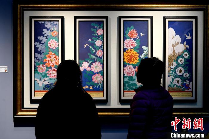 圖為5月16日，觀眾正在欣賞展覽中的新創(chuàng)唐卡作品。　李林 攝