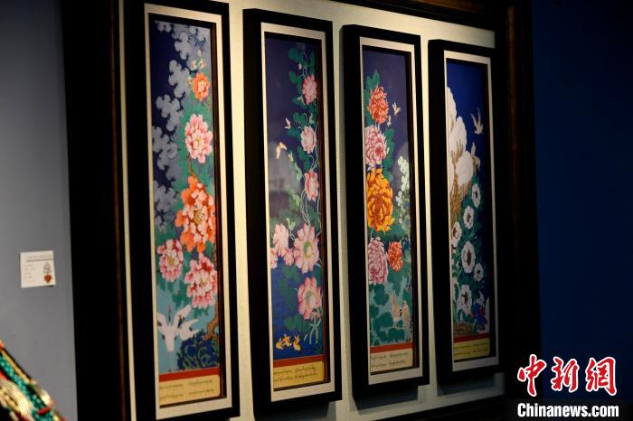 圖為5月16日，展覽中新創(chuàng)唐卡作品《四季花》?！±盍?攝
