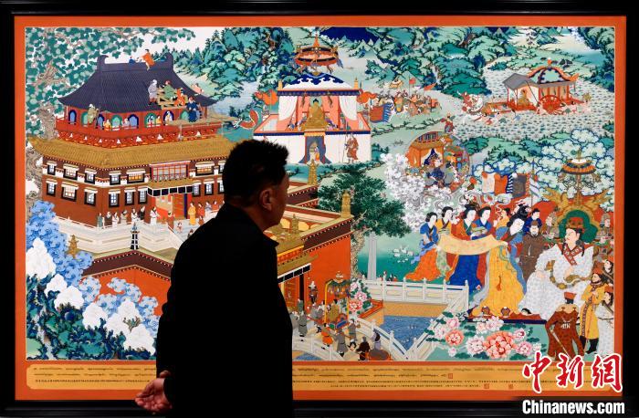 圖為5月16日，觀眾正在欣賞展覽中的新創(chuàng)唐卡作品?！±盍?攝
