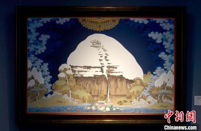 圖為5月16日，展覽中新創(chuàng)唐卡作品《岡底斯山》。　李林 攝