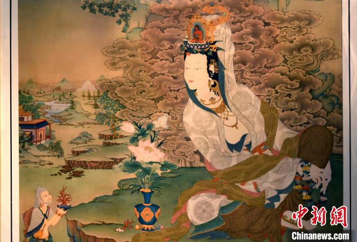 圖為5月16日，展覽中新創(chuàng)唐卡作品《靜息觀音》(局部)?！±盍?攝