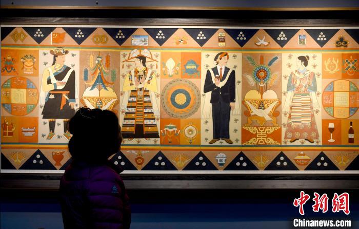 圖為5月16日，觀眾正在欣賞展覽中的新創(chuàng)唐卡作品。　李林 攝