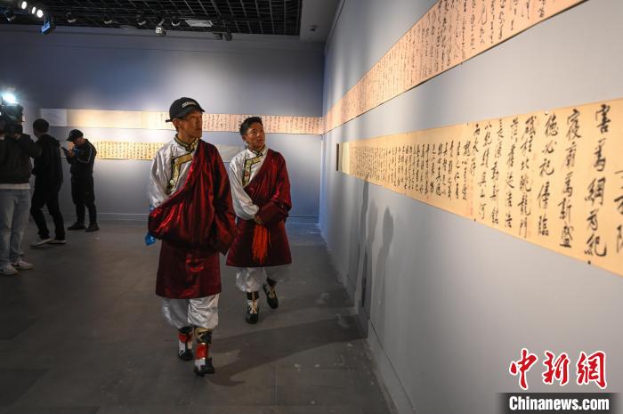 圖為學(xué)生參觀黃庭堅書法文獻展。　趙朗 攝