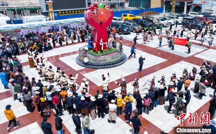 圖為“極地那曲 天際之旅”2023西藏那曲“中國(guó)旅游日”音樂美食嘉年華活動(dòng)現(xiàn)場(chǎng)。　那曲市文化和旅游局供圖