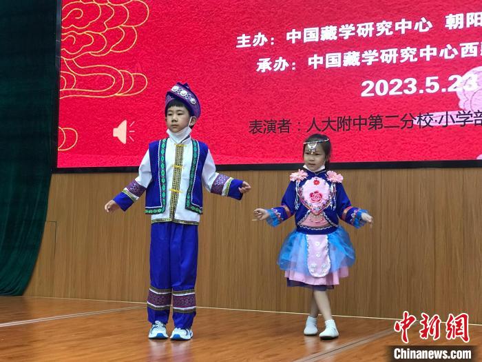 圖為中國(guó)人民大學(xué)附屬中學(xué)第二分校的小朋友們展示民族服飾?！￡惤ㄐ?攝