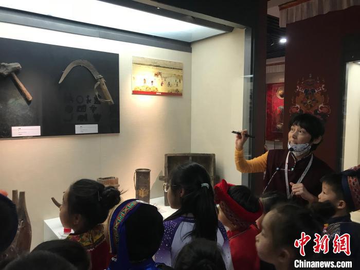 圖為中國(guó)人民大學(xué)附屬中學(xué)第二分校的小朋友們參觀“雪域星光——西藏傳統(tǒng)文化藝術(shù)展”?！￡惤ㄐ?攝