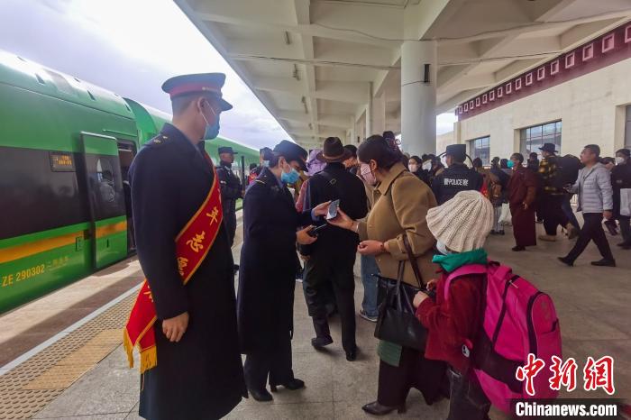 日喀則火車站工作人員引導(dǎo)乘客乘坐高原復(fù)興號?！《飞降?攝