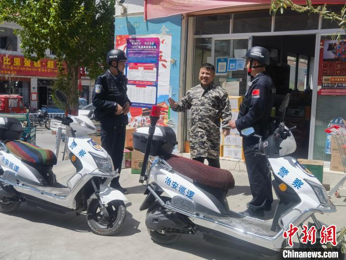 民警對轄區(qū)商鋪進(jìn)行走訪排查?！↑S創(chuàng)偉 攝