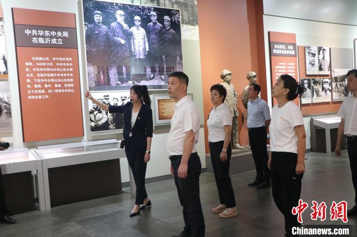 圖為西藏航空一行在臨沂市沂蒙革命紀(jì)念館開展主題教育活動?！〗?攝