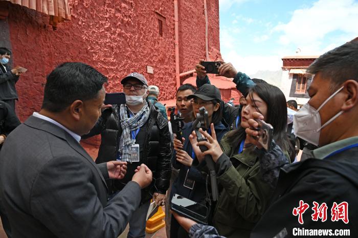 圖為中外媒體采訪布達拉宮管理處相關(guān)負責人?！≮w朗 攝
