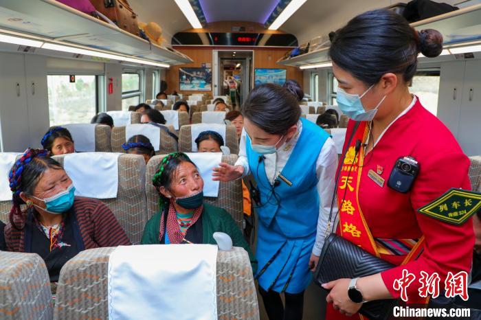 農(nóng)牧民乘坐高原復(fù)興號動車組出行。　周悅翔 攝