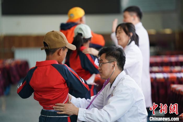 6月26日，西藏日喀則特校的孩子參加先心病篩查?！√K丹 攝