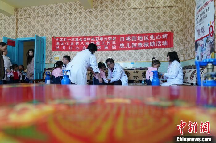6月27日，西藏康馬縣雙語幼兒園的孩子參加先心病篩查?！√K丹 攝