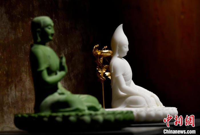 圖為展覽中圍繞西藏歷史與傳統(tǒng)創(chuàng)作的雕塑作品?！±盍?攝