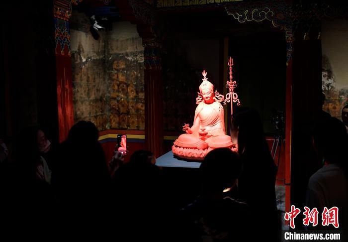 圖為觀眾正在欣賞展覽中的雕塑作品?！±盍?攝