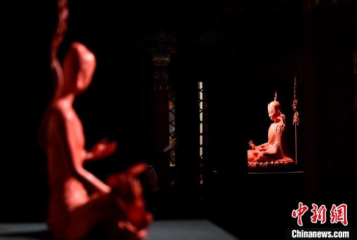 圖為展覽中圍繞西藏歷史與傳統(tǒng)創(chuàng)作的雕塑作品?！±盍?攝
