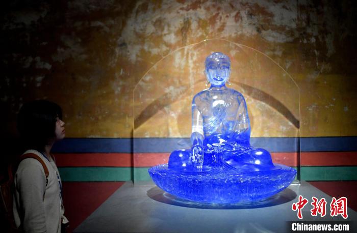 圖為觀眾正在欣賞展覽中的雕塑作品?！±盍?攝